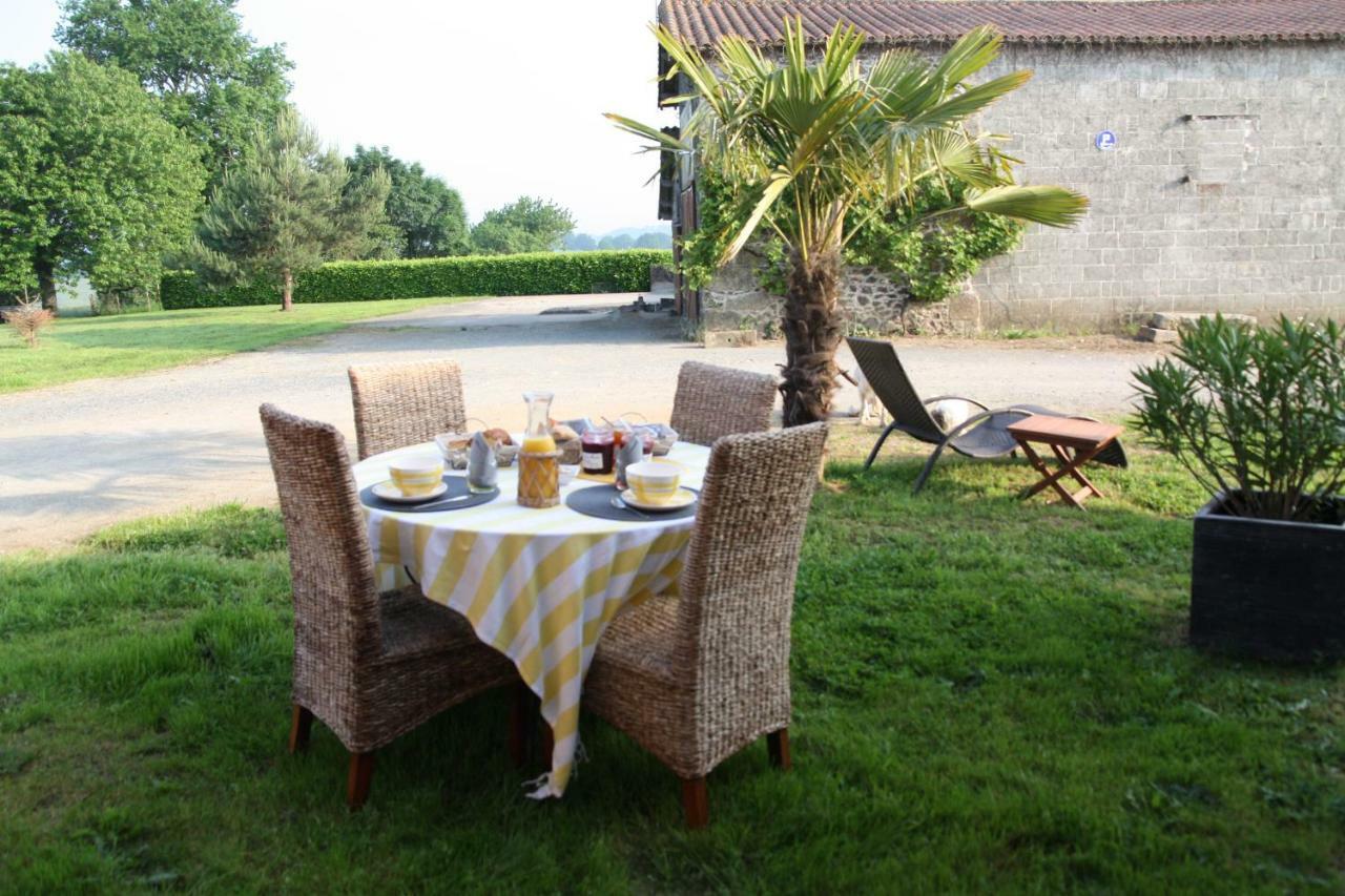 Aux Charmes D'Antan Hotell La Pommeraie-sur-Sèvre Exteriör bild