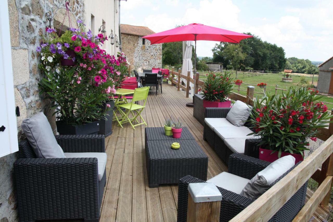 Aux Charmes D'Antan Hotell La Pommeraie-sur-Sèvre Exteriör bild